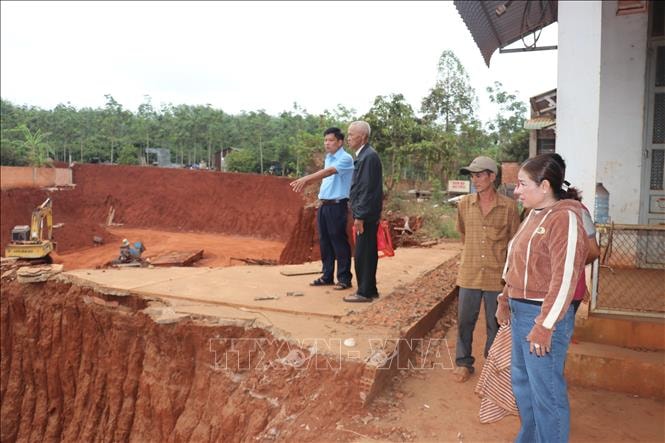 Đồng Nai dừng thi công đoạn đường khiến nhà dân chênh vênh mép vực- Ảnh 2.