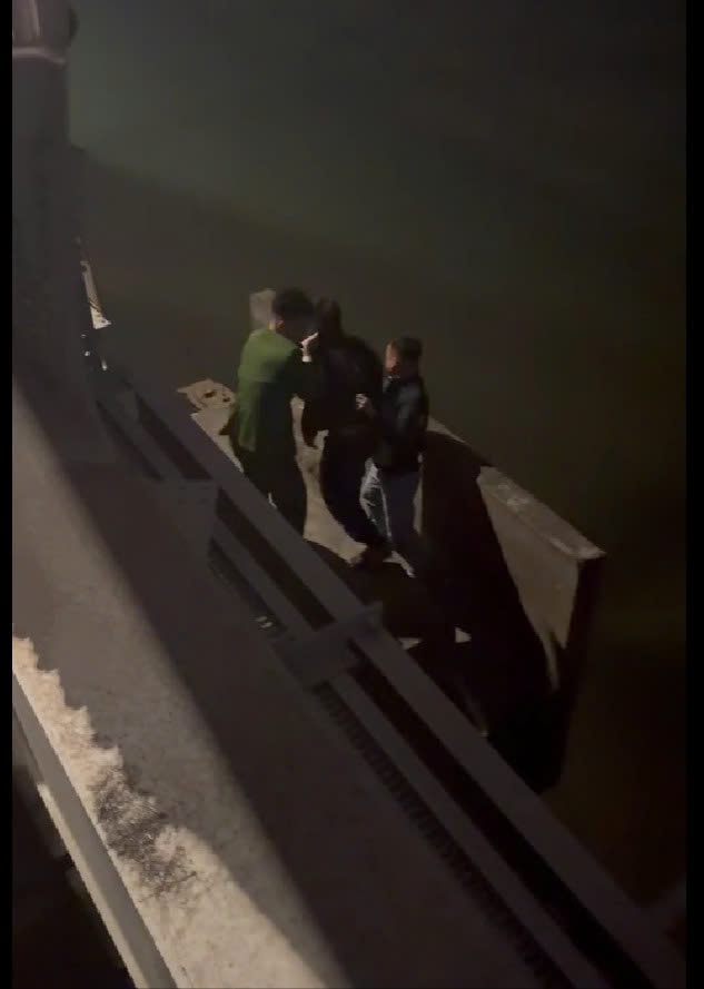 Từ chiếc xe máy vô chủ trên cầu, công an kịp thời ngăn chặn ý định tự tử của nam thanh niên- Ảnh 1.