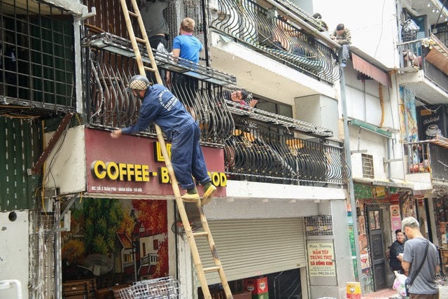 Ra quân xử lý ‘phố cà phê đường tàu’, nhiều hộ kinh doanh tự giác tháo dỡ- Ảnh 4.