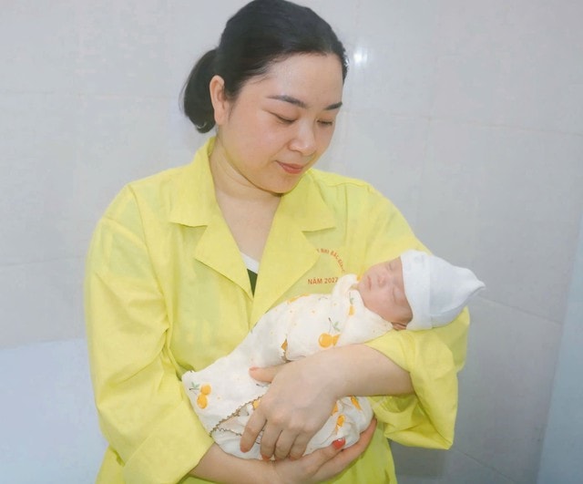 Nuôi dưỡng thành công bé gái sinh non 28 tuần, nặng 900gram tại Bắc Ninh- Ảnh 1.