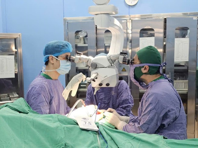 Vi phẫu tái lập tuần hoàn bàn tay gần đứt rời do tai nạn lao động- Ảnh 1.