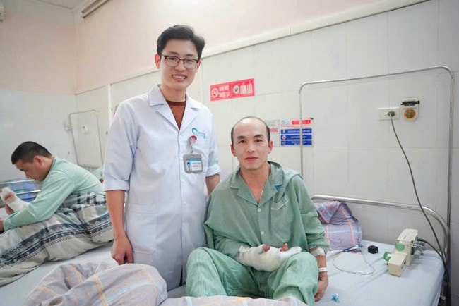 Vi phẫu tái lập tuần hoàn bàn tay gần đứt rời do tai nạn lao động- Ảnh 2.