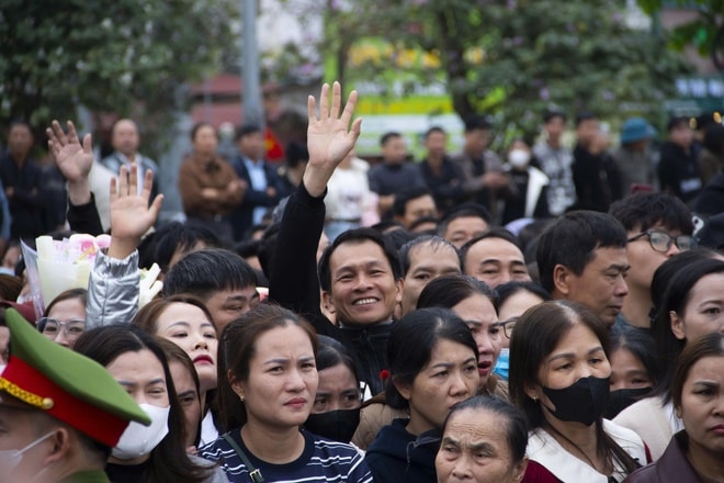 Những khoảnh khắc xúc động trong ngày tiễn quân lên đường nhập ngũ ở Nghệ An- Ảnh 13. Những khoảnh khắc xúc động trong ngày tiễn quân lên đường nhập ngũ ở Nghệ An- Ảnh 13.
