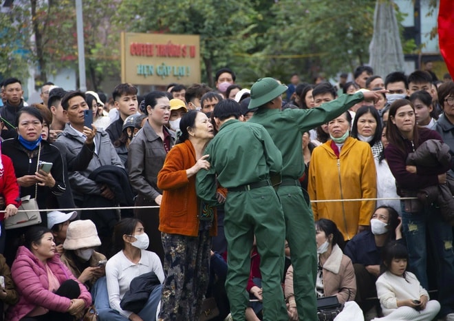 Những khoảnh khắc xúc động trong ngày tiễn quân lên đường nhập ngũ ở Nghệ An- Ảnh 11. Những khoảnh khắc xúc động trong ngày tiễn quân lên đường nhập ngũ ở Nghệ An- Ảnh 11.