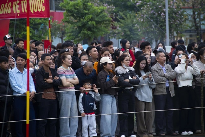 Những khoảnh khắc xúc động trong ngày tiễn quân lên đường nhập ngũ ở Nghệ An- Ảnh 12. Những khoảnh khắc xúc động trong ngày tiễn quân lên đường nhập ngũ ở Nghệ An- Ảnh 12.