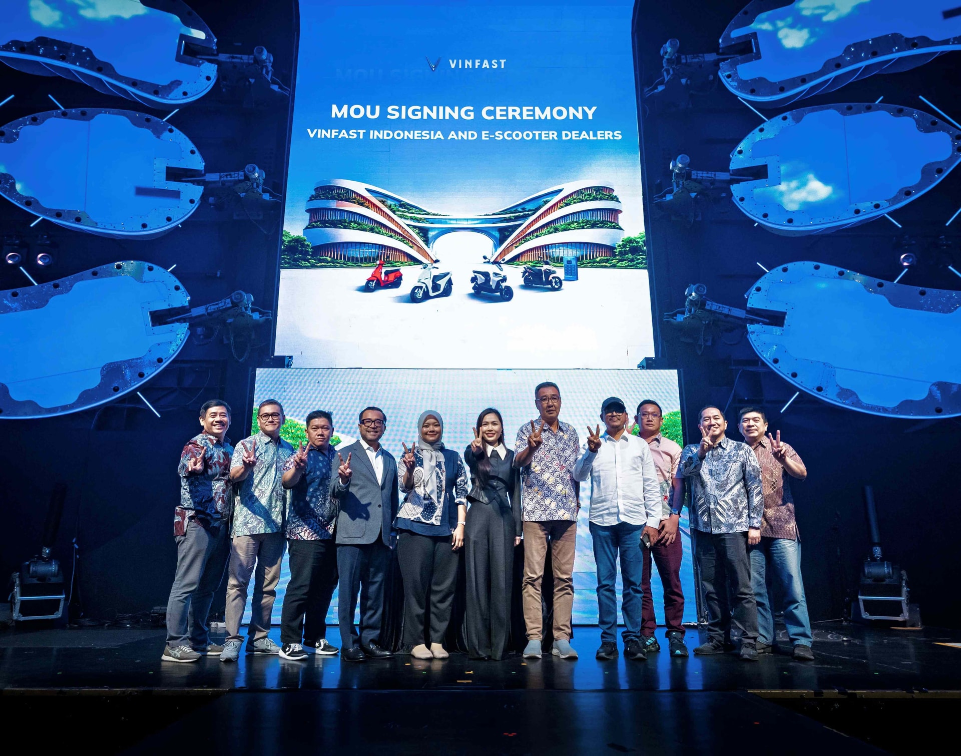 Đại diện VinFast và các đại lý xe máy điện tại Indonesia tại lễ ký kết Biên bản ghi nhớ (MoU) hợp tác phân phối xe máy điện.