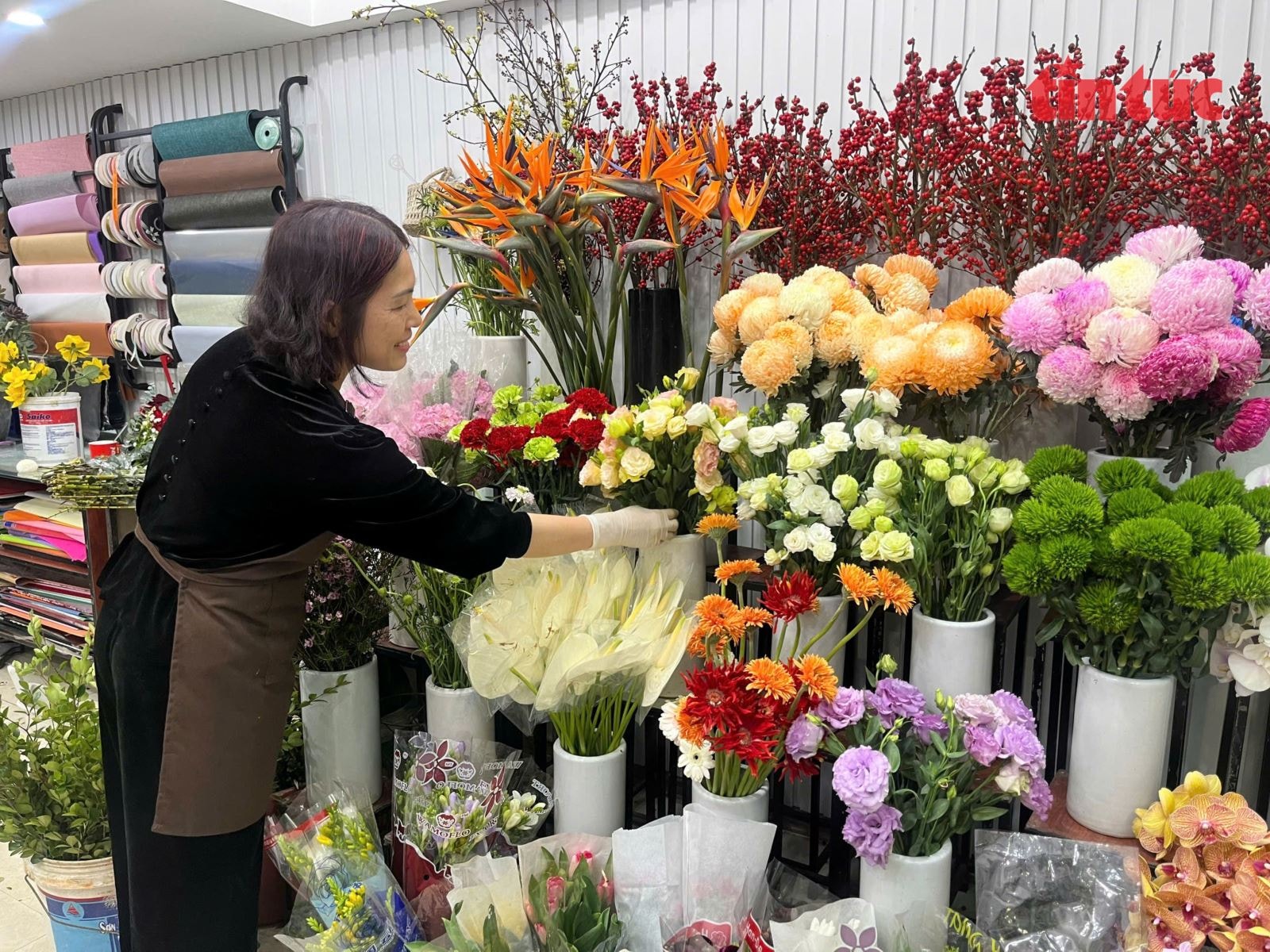 Sôi động thị trường hoa và quà tặng dịp Quốc tế Phụ nữ 8/3- Ảnh 1.