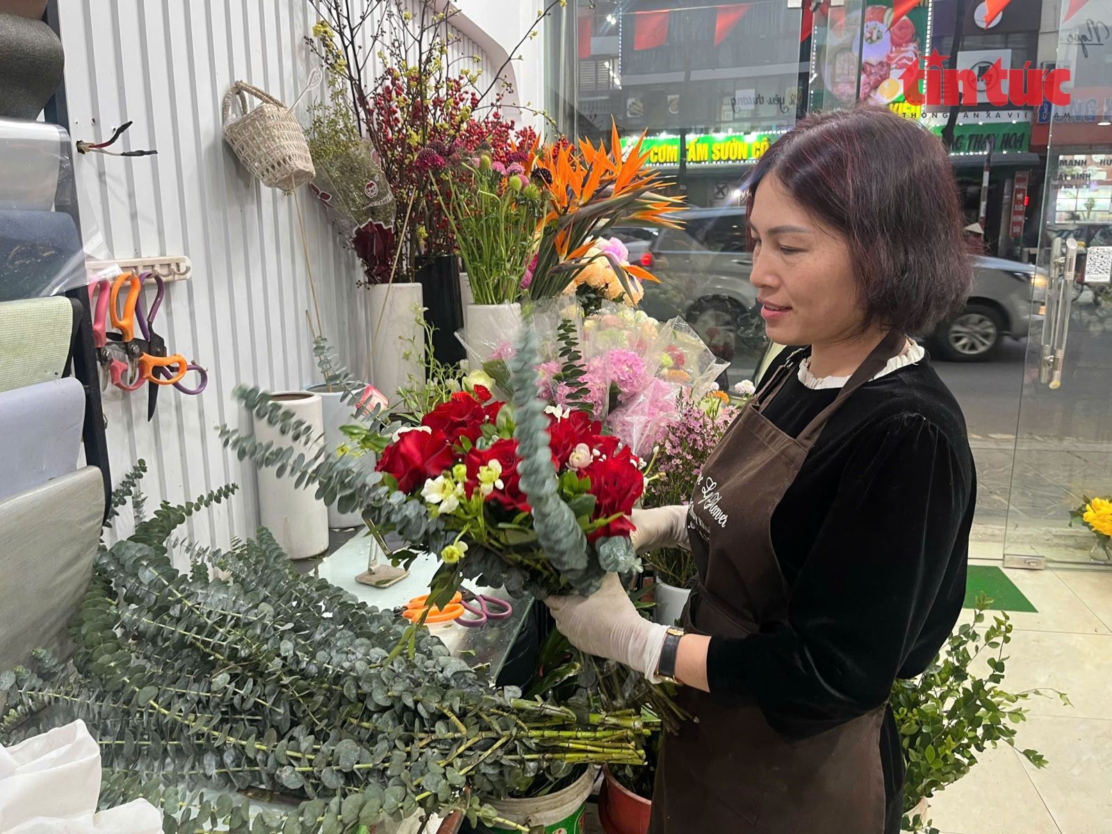 Sôi động thị trường hoa và quà tặng dịp Quốc tế Phụ nữ 8/3- Ảnh 2.