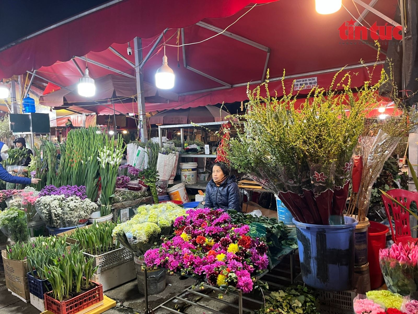 Sôi động thị trường hoa và quà tặng dịp Quốc tế Phụ nữ 8/3- Ảnh 3.