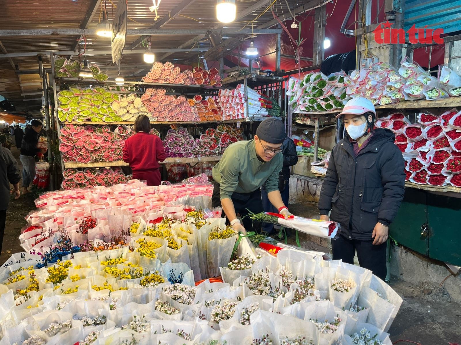 Sôi động thị trường hoa và quà tặng dịp Quốc tế Phụ nữ 8/3- Ảnh 4.