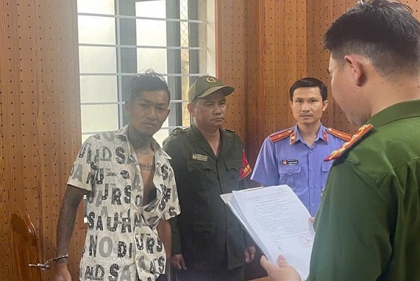 Khởi tố đối tượng dùng dao khống chế cô gái trẻ trong phòng trọ để cướp tài sản- Ảnh 1.