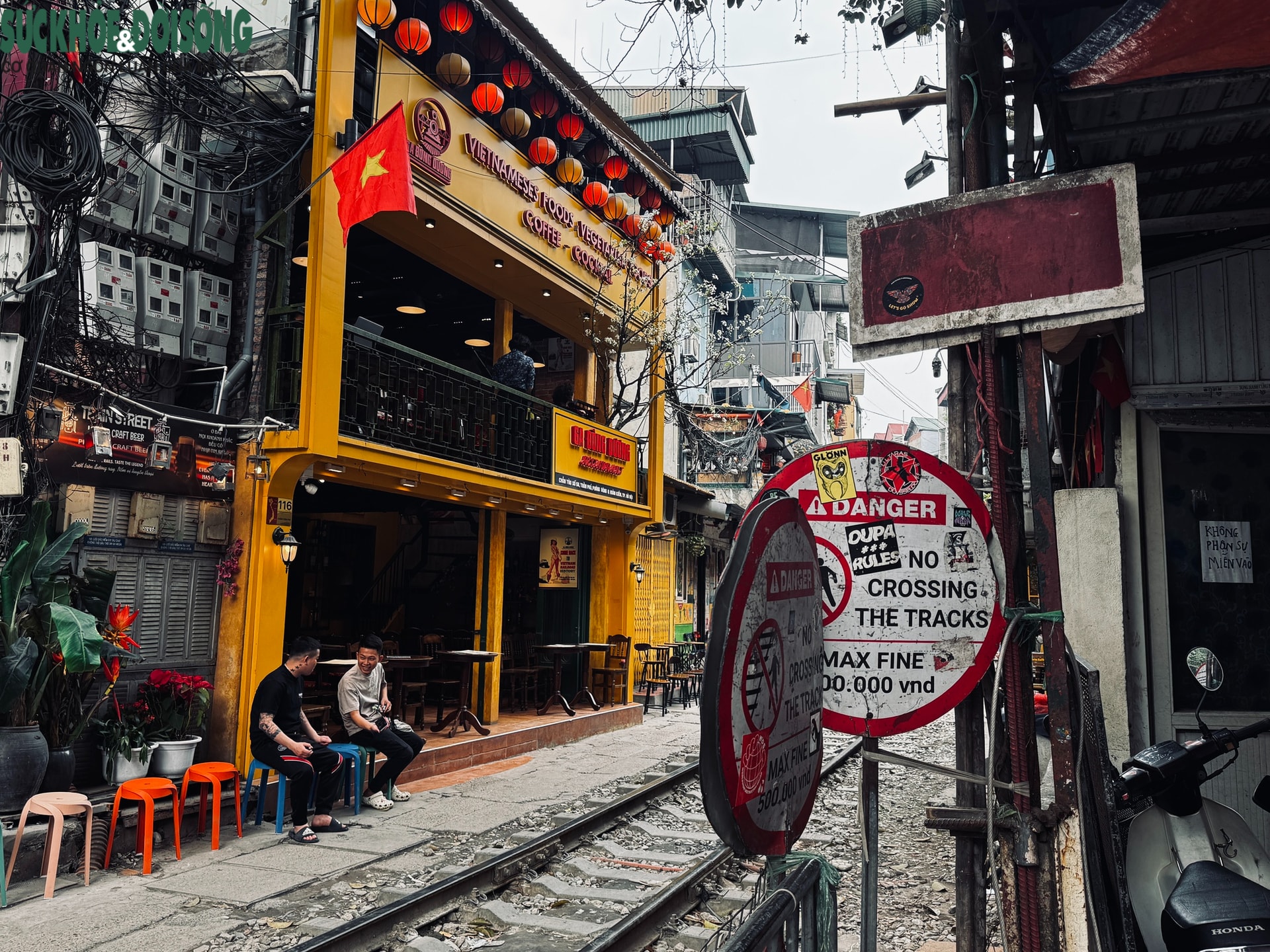 Hiện trạng 'phố cà phê đường tàu' Hoàn Kiếm sau yêu cầu tháo dỡ vi phạm- Ảnh 2.