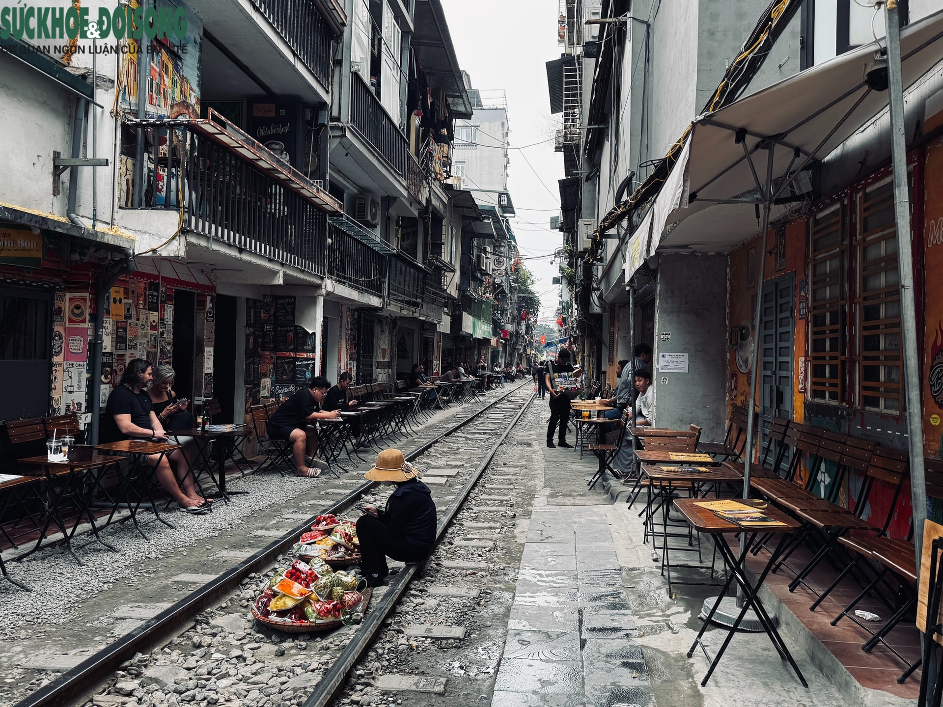 Hiện trạng 'phố cà phê đường tàu' Hoàn Kiếm sau yêu cầu tháo dỡ vi phạm- Ảnh 3.