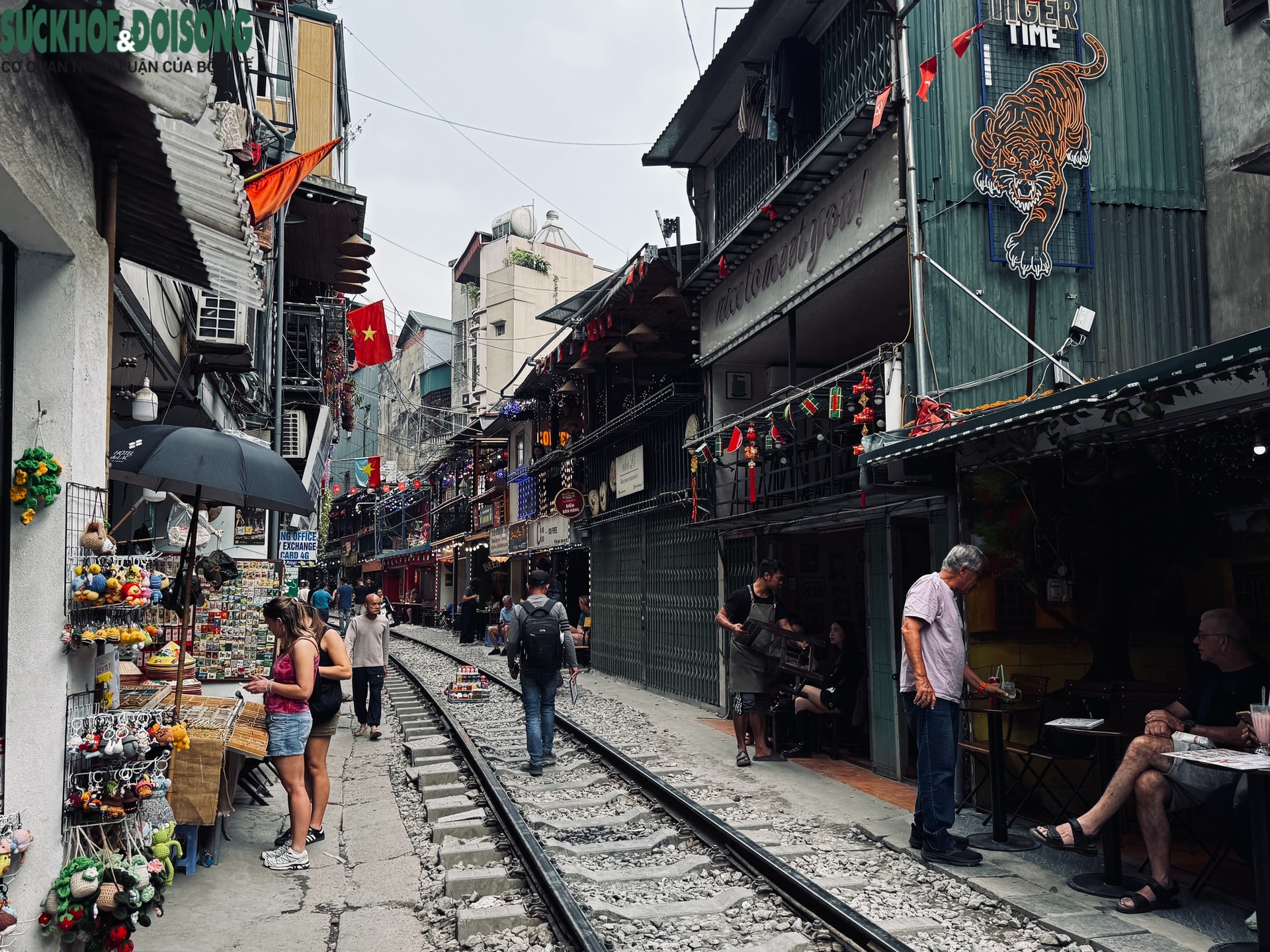 Hiện trạng 'phố cà phê đường tàu' Hoàn Kiếm sau yêu cầu tháo dỡ vi phạm- Ảnh 4.