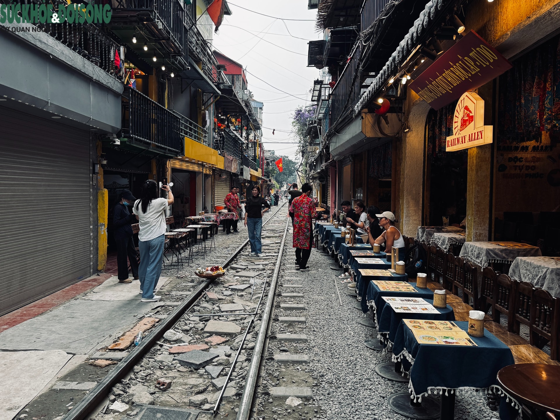 Hiện trạng 'phố cà phê đường tàu' Hoàn Kiếm sau yêu cầu tháo dỡ vi phạm- Ảnh 5.