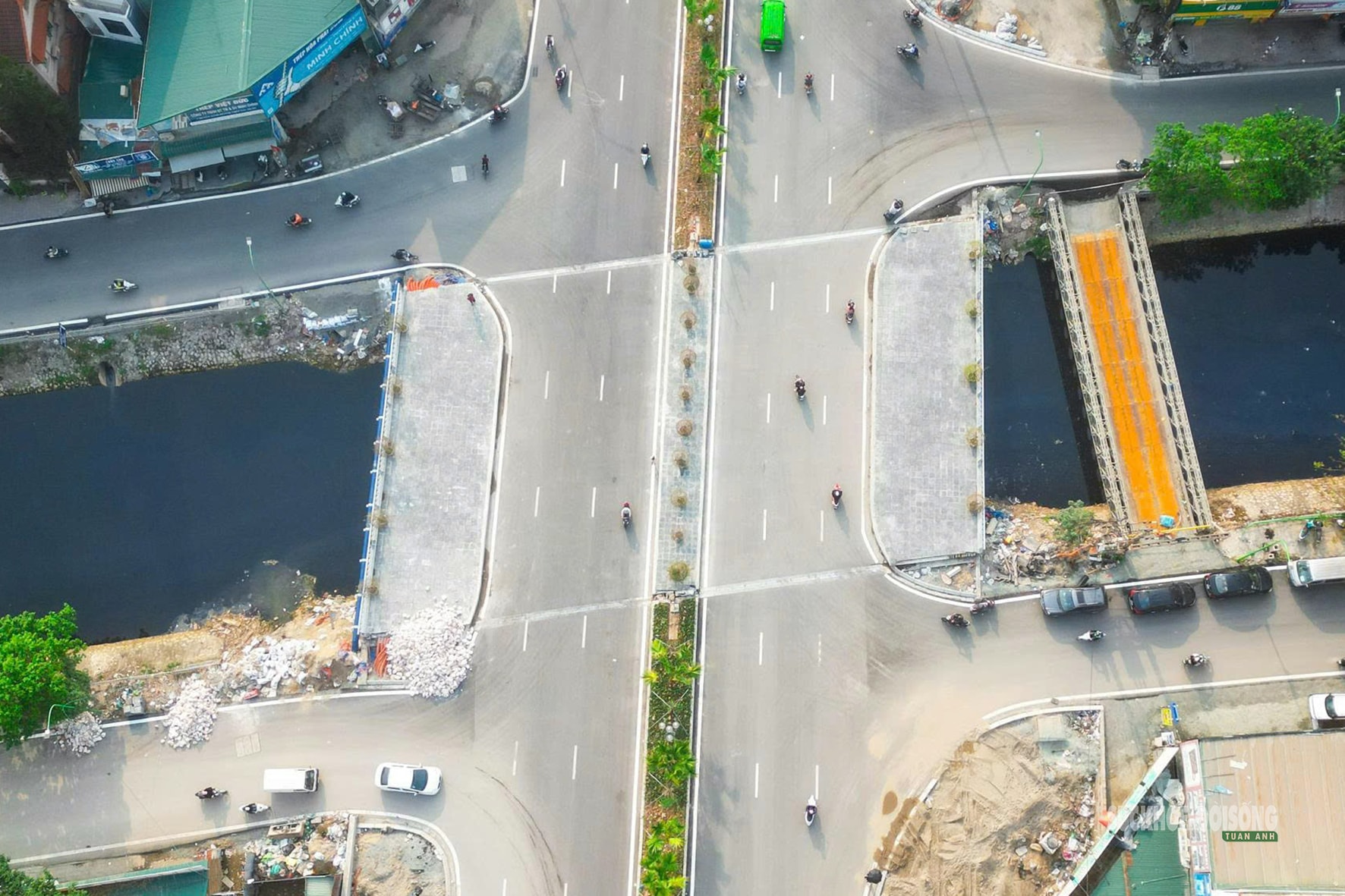 Cầu vượt sông Lừ trên Vành đai 2,5 chính thức được đưa vào khai thác sau nhiều năm chờ đợi- Ảnh 6. Cầu vượt sông Lừ trên Vành đai 2,5 chính thức được đưa vào khai thác sau nhiều năm chờ đợi- Ảnh 6.