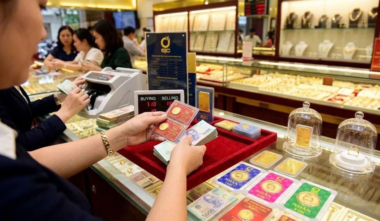 Giá vàng SJC giảm hơn 2 triệu đồng trong buổi sáng- Ảnh 1.