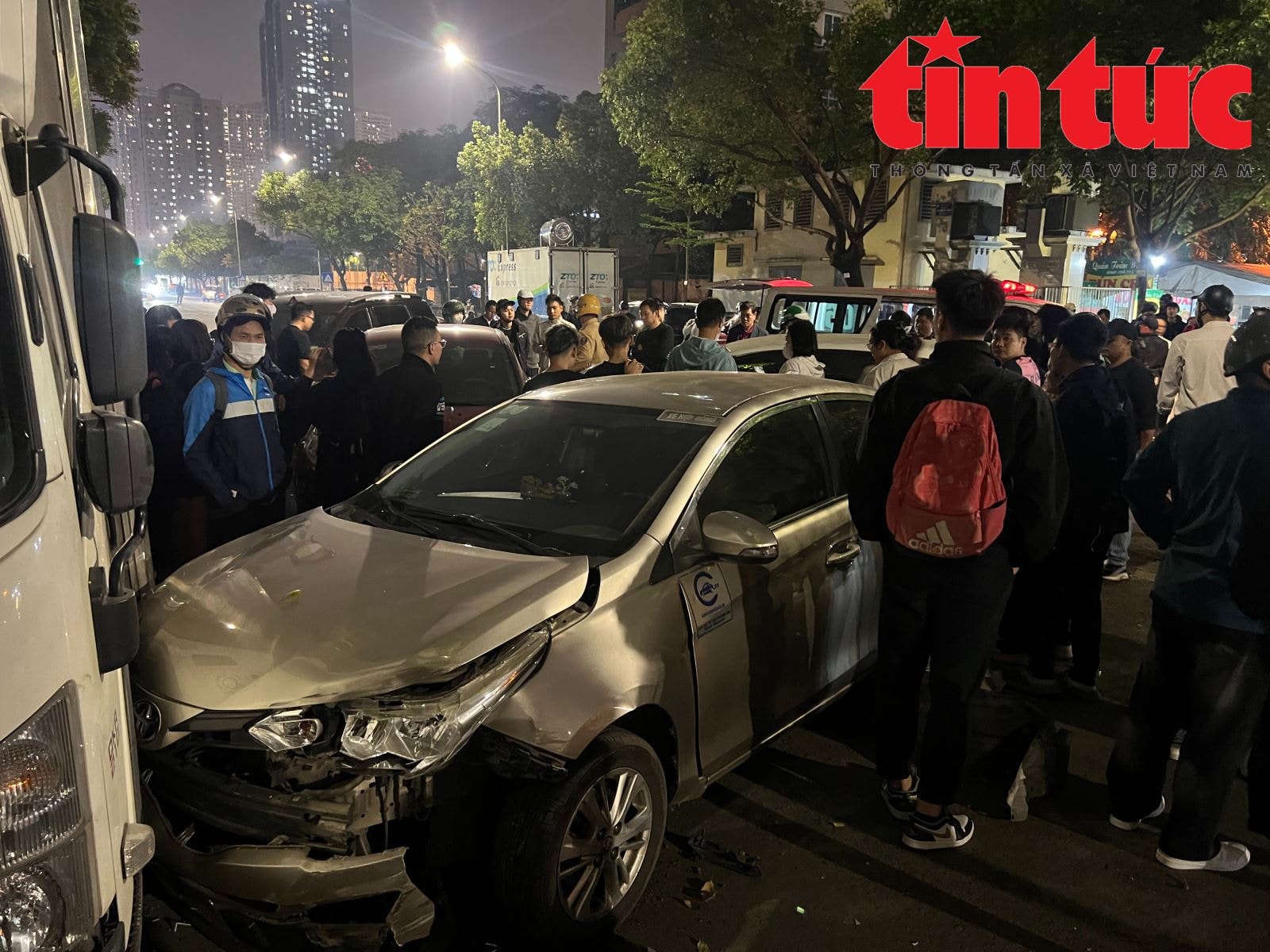 Tai nạn liên hoàn trên phố Nguyễn Chánh, có người bị thương nặng- Ảnh 2.