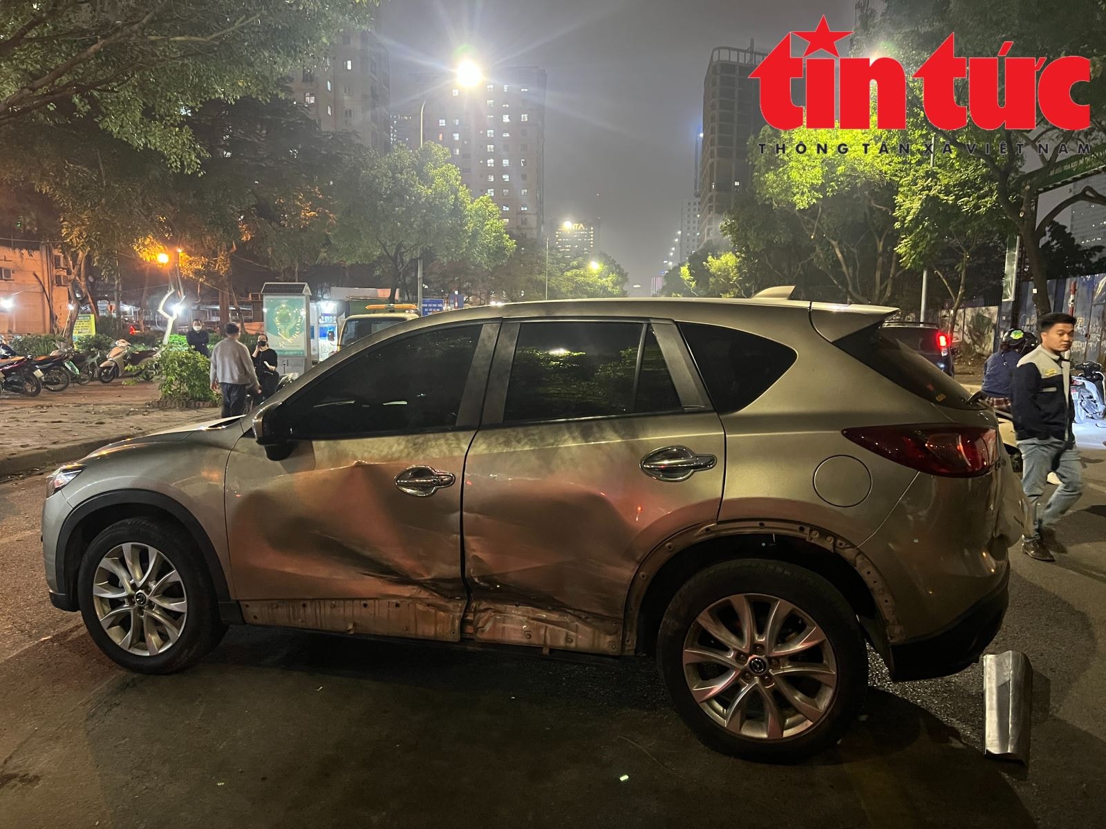 Tai nạn liên hoàn trên phố Nguyễn Chánh, có người bị thương nặng- Ảnh 3.