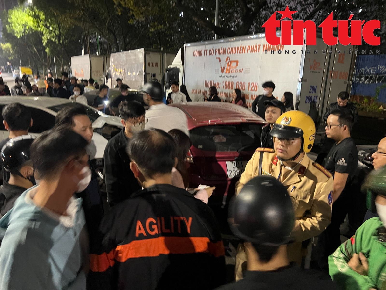 Tai nạn liên hoàn trên phố Nguyễn Chánh, có người bị thương nặng- Ảnh 8.