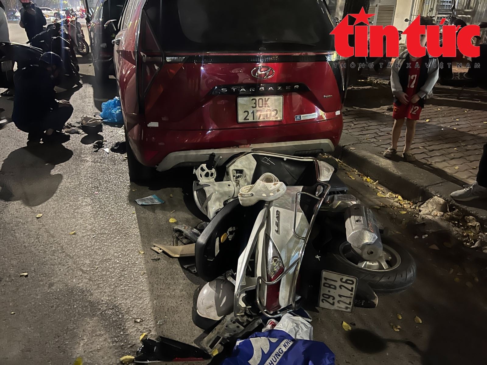 Tai nạn liên hoàn trên phố Nguyễn Chánh, có người bị thương nặng- Ảnh 4.