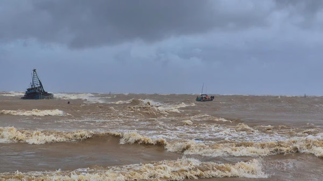 Người đàn ông hơn 10 năm 'trốn vợ' đi cứu người giữa những cơn sóng dữ- Ảnh 4. Người đàn ông hơn 10 năm 'trốn vợ' đi cứu người giữa những cơn sóng dữ- Ảnh 4.
