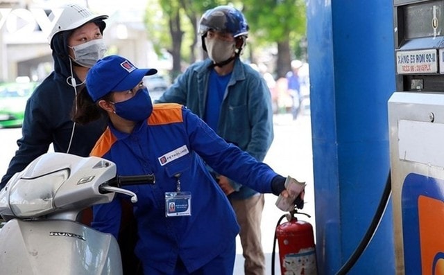 Bộ Công Thương: Nguồn cung xăng dầu tại Việt Nam cơ bản đảm bảo, người dân cần bình tĩnh- Ảnh 1.