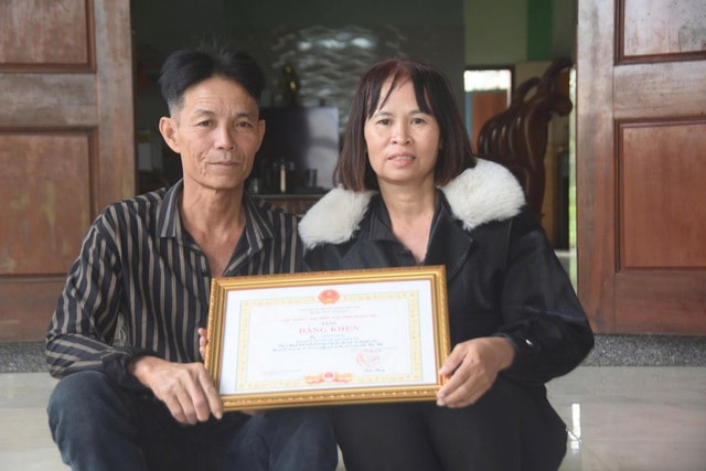 Người đàn ông hơn 10 năm 'trốn vợ' đi cứu người giữa những cơn sóng dữ- Ảnh 3. Người đàn ông hơn 10 năm 'trốn vợ' đi cứu người giữa những cơn sóng dữ- Ảnh 3.