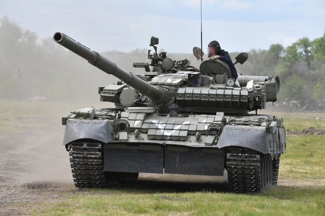 Xe tăng T-80BVM Nga sống sót sau khi hứng 18 đòn cảm tử từ UAV Ukraine- Ảnh 1.