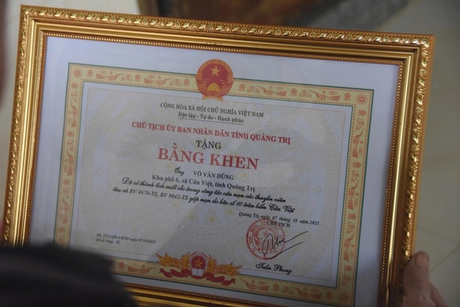 Người đàn ông hơn 10 năm 'trốn vợ' đi cứu người giữa những cơn sóng dữ- Ảnh 6. Người đàn ông hơn 10 năm 'trốn vợ' đi cứu người giữa những cơn sóng dữ- Ảnh 6.