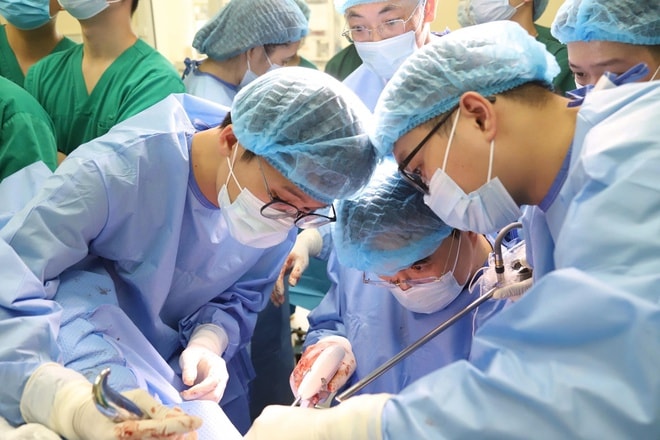 Bác sĩ 'viện K' tiên phong thực hiện thành công gần 300 ca phẫu thuật nội soi bệnh phụ khoa bằng kỹ thuật mới- Ảnh 2.