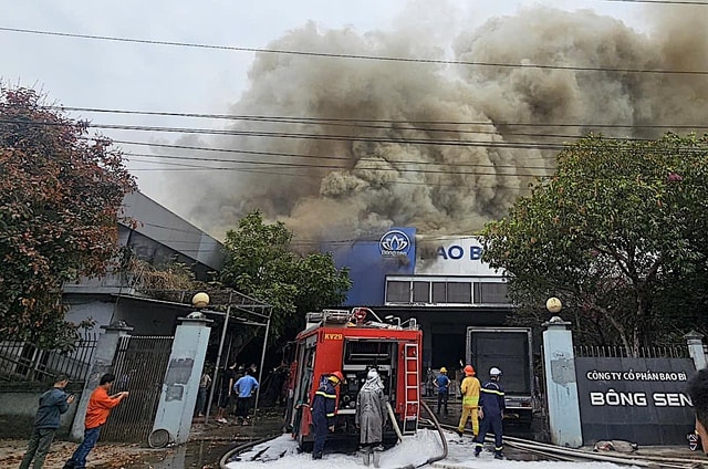 Cháy kho giấy tại Cụm công nghiệp Quốc Oai, nỗ lực cứu 2.500m2 nhà xưởng- Ảnh 2.