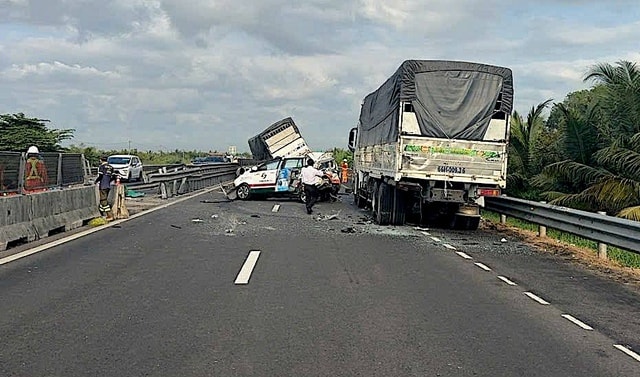 Dừng xe trên cao tốc Trung Lương - Mỹ Thuận: CSGT cảnh báo nguy cơ tai nạn nghiêm trọng- Ảnh 2.