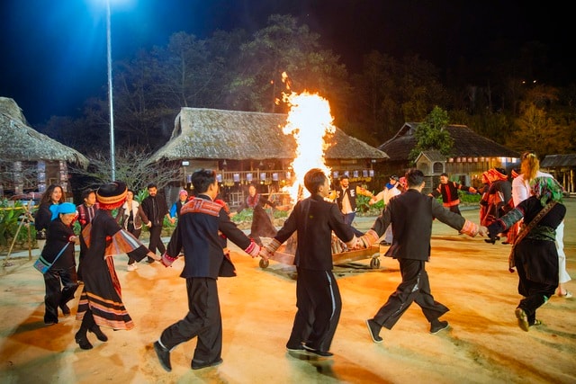 Sa Pa: 8/3 này, lên Fansipan 'săn' mây, ngắm hoa và xem show 'Đỉnh thiêng du ký'- Ảnh 2.