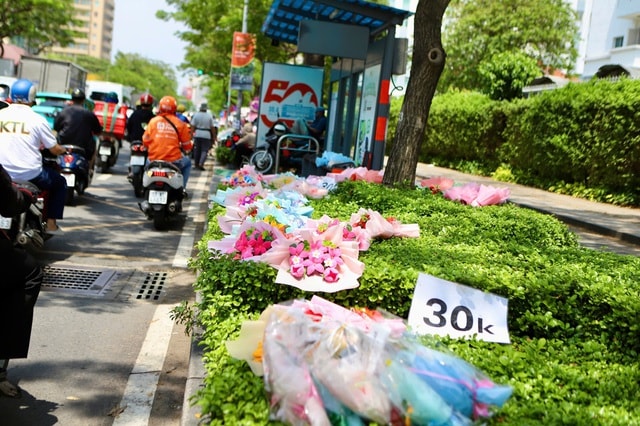 Đường phố TPHCM ngập tràn sắc hoa dịp 8/3- Ảnh 2.