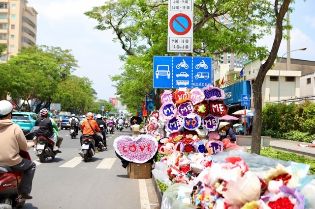 Đường phố TPHCM ngập tràn sắc hoa dịp 8/3- Ảnh 1.