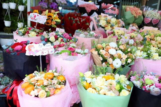 Đường phố TPHCM ngập tràn sắc hoa dịp 8/3- Ảnh 4.