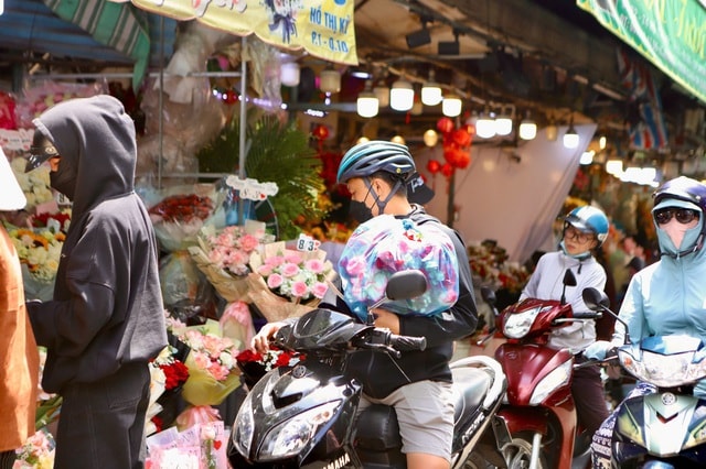 Đường phố TPHCM ngập tràn sắc hoa dịp 8/3- Ảnh 3.