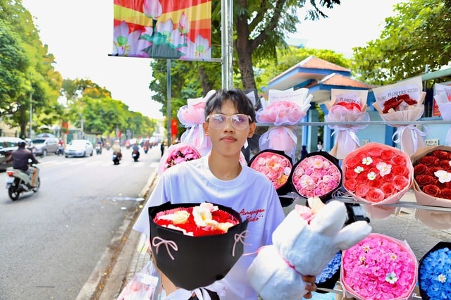 Đường phố TPHCM ngập tràn sắc hoa dịp 8/3- Ảnh 5.