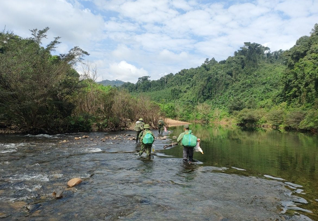 Gùi lương thực băng hơn 450km đường rừng bảo vệ động vật hoang dã quý hiếm- Ảnh 1.
