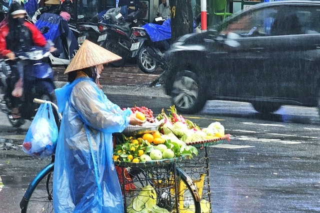 Miền Bắc mưa dông, miền Nam nắng nóng trong ngày Quốc tế Phụ nữ 8/3- Ảnh 1.