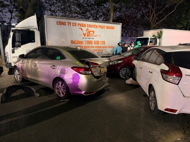 Thông tin mới nhất vụ tai nạn liên hoàn trên đường Nguyễn Chánh- Ảnh 2. Thông tin mới nhất vụ tai nạn liên hoàn trên đường Nguyễn Chánh- Ảnh 2.