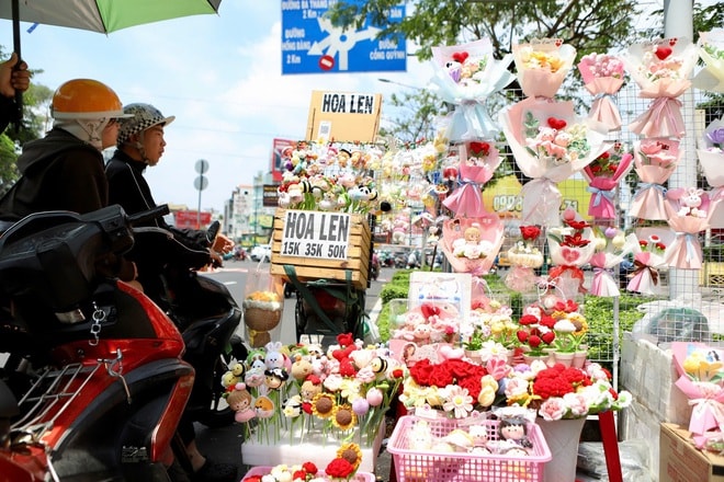 Đường phố TPHCM ngập tràn sắc hoa dịp 8/3- Ảnh 8.