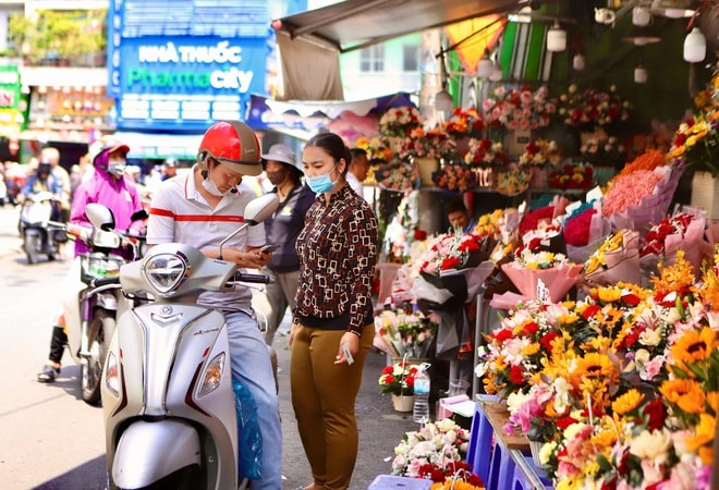 Đường phố TPHCM ngập tràn sắc hoa dịp 8/3- Ảnh 10.