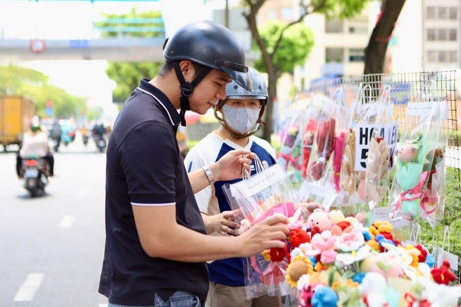 Đường phố TPHCM ngập tràn sắc hoa dịp 8/3- Ảnh 7.