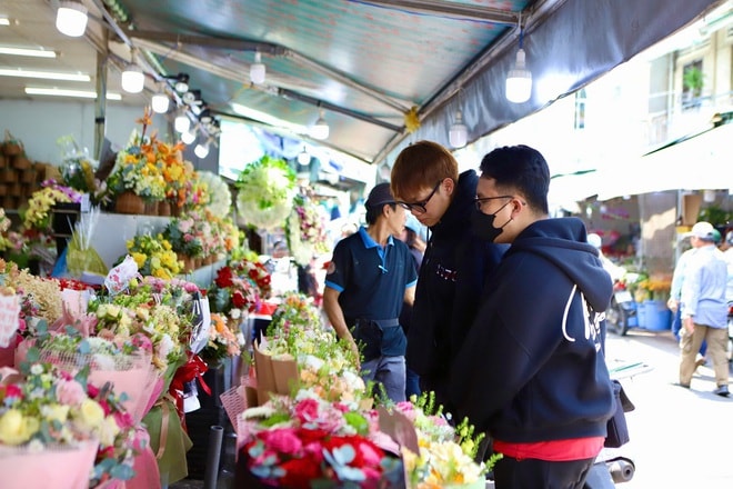 Đường phố TPHCM ngập tràn sắc hoa dịp 8/3- Ảnh 9.