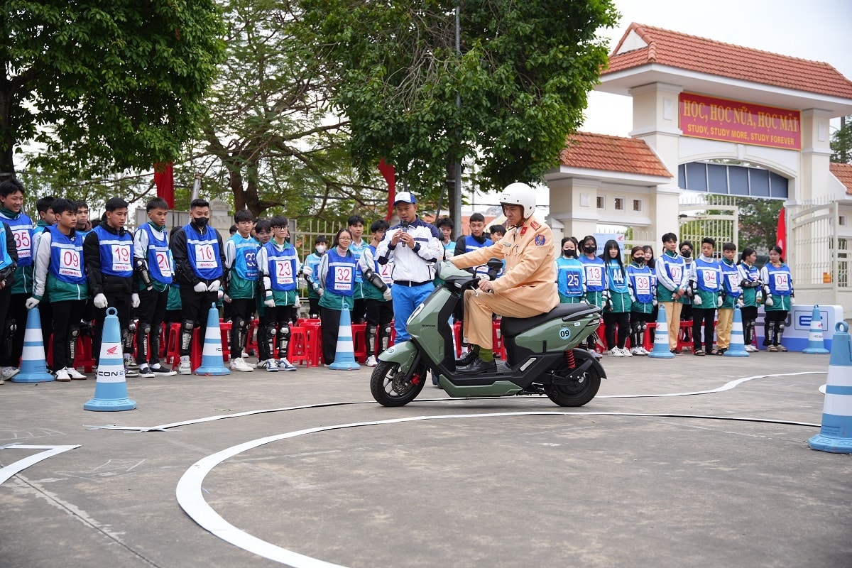 Honda Việt Nam phối hợp với Cục Cảnh sát Giao thông triển khai chuỗi chương trình đào tạo mẫu kỹ năng lái xe gắn máy an toàn cho hơn 8.700 học sinh THPT.