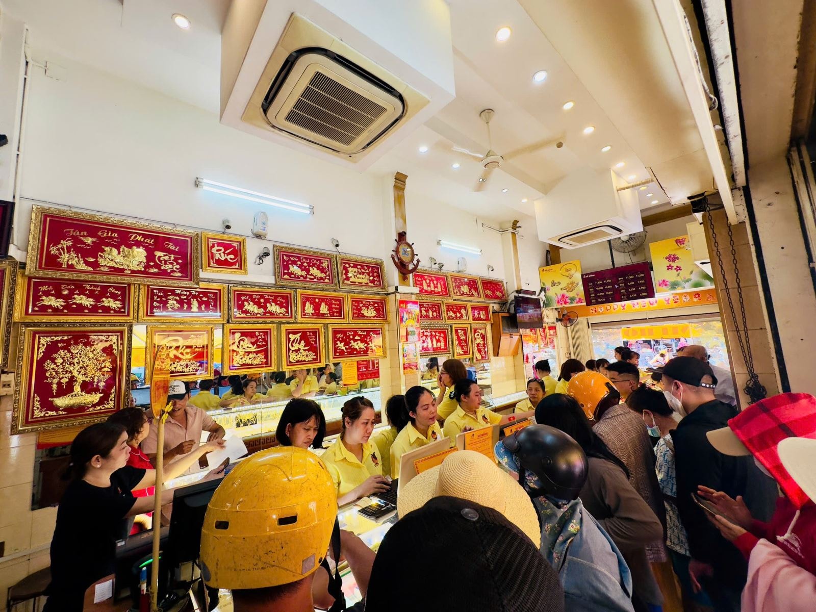 Thị trường vàng trong nước đi ngang, vàng thế giới bước vào giai đoạn tích luỹ- Ảnh 1.