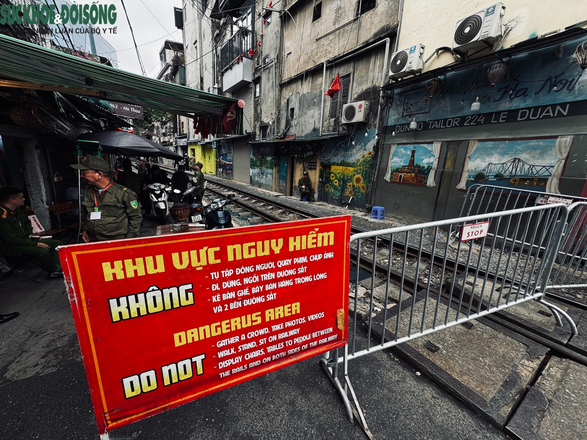 Hai 'phố đường tàu' tại Hà Nội: Nơi rào chắn, chỗ lại 'mở tự do'- Ảnh 2. Hai 'phố đường tàu' tại Hà Nội: Nơi rào chắn, chỗ lại 'mở tự do'- Ảnh 2.