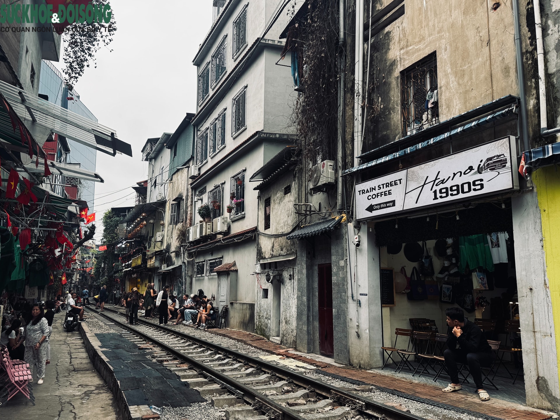 Hai 'phố đường tàu' tại Hà Nội: Nơi rào chắn, chỗ lại 'mở tự do'- Ảnh 3. Hai 'phố đường tàu' tại Hà Nội: Nơi rào chắn, chỗ lại 'mở tự do'- Ảnh 3.